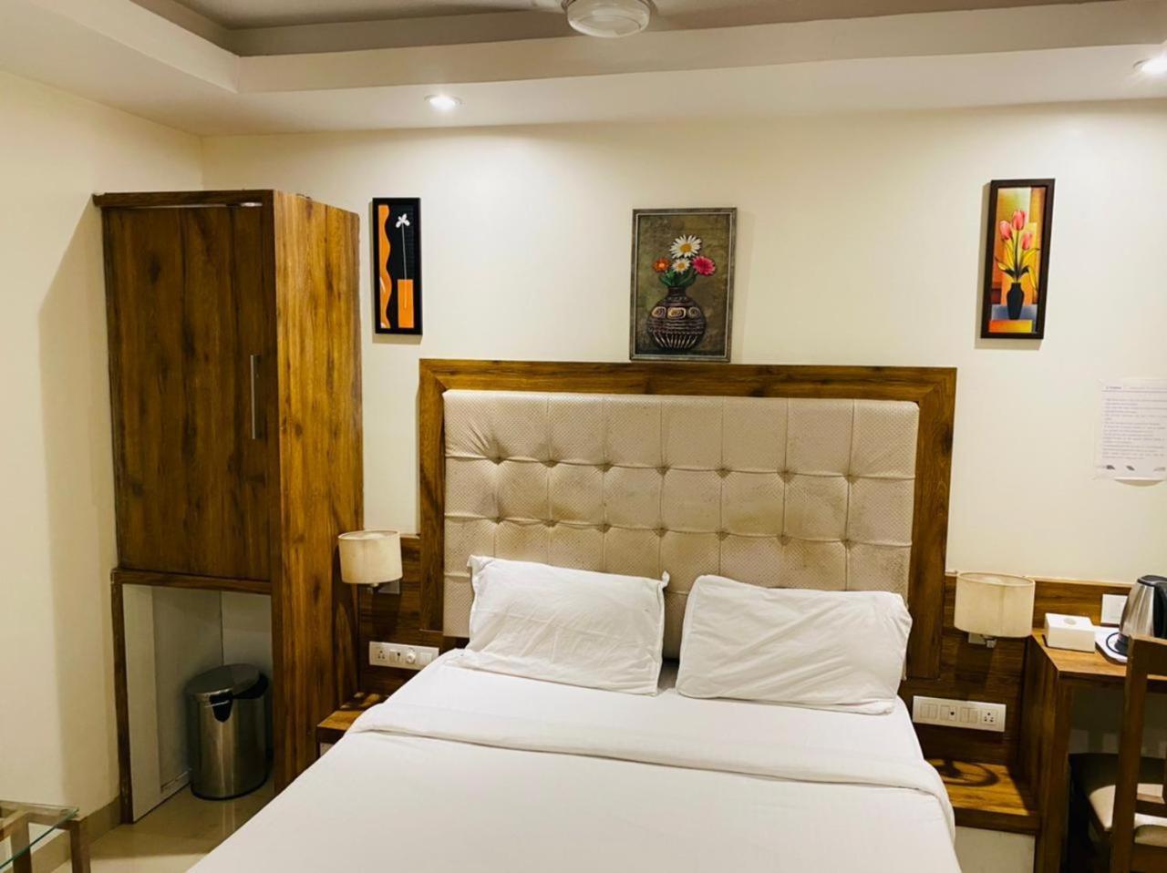 Hotel Double Crown Mumbai Airport T2, Mumbai